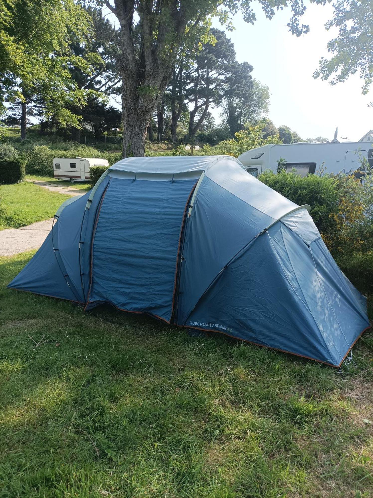 Les Hortensias grande tente familiale deux chambres et séjour vue mer sur camping nature Plestin-les-Grèves Habitación foto